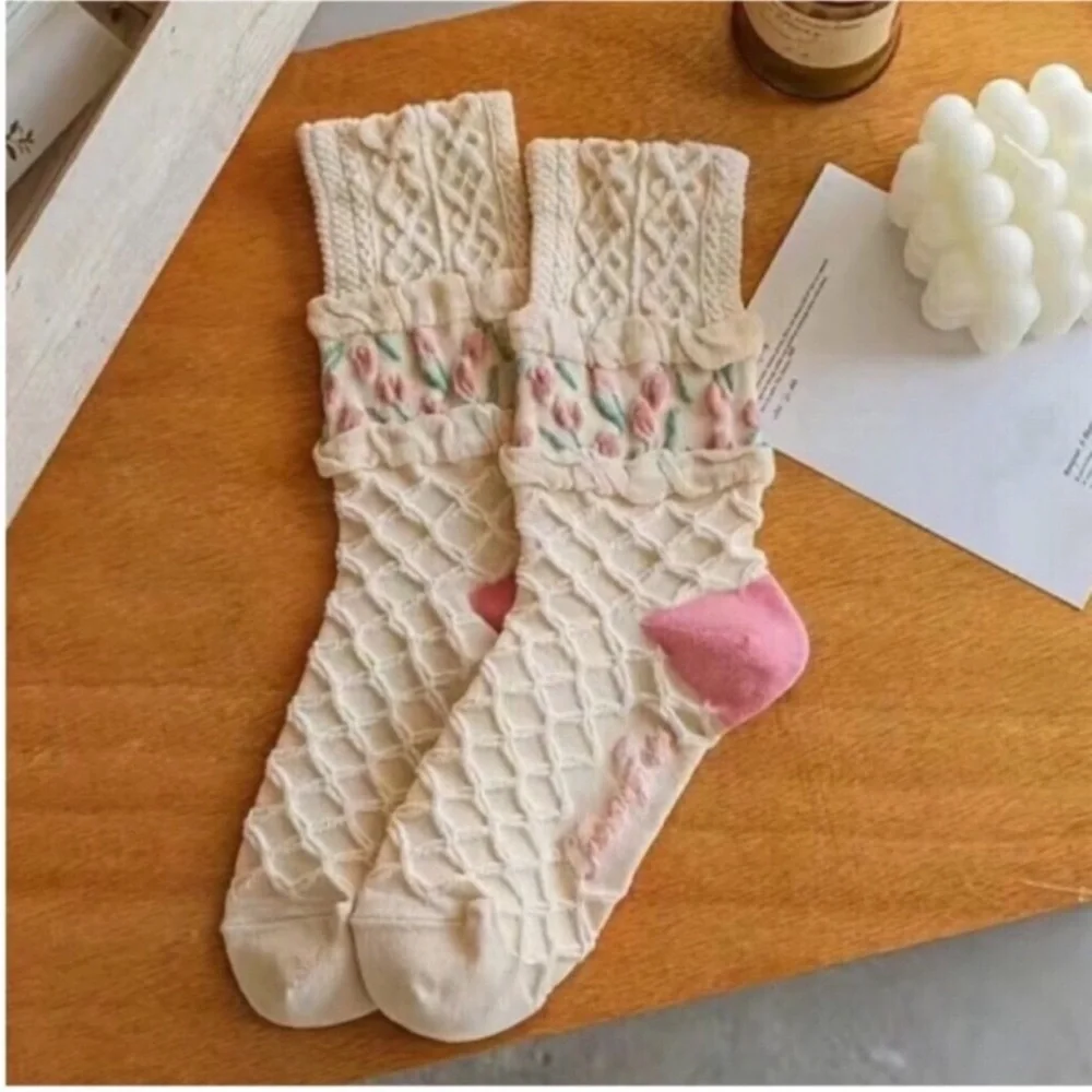 NWT Women Socks & Hosiery 4 Pairs Floral Tulips Embroidered Mid Tube Sock Cozy